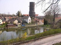 /album/fotogalerie-jenstejn-vodni-hrad-a-zricenina/a01jenstejn-se-zbylou-kamennou-vezi-puvodniho-hradu-jpg/